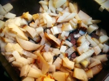 step1: 將洋芋切丁先用冷水沖至澱粉沒有再下鍋炒