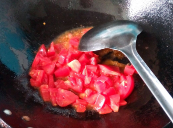 step3: 熱油鍋，下番茄翻炒出汁，盛起備用。