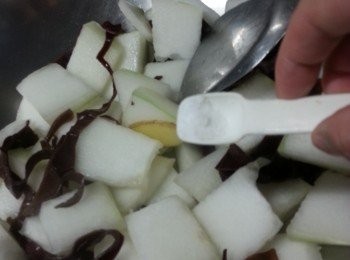 step4: 落半茶匙鹽略炒