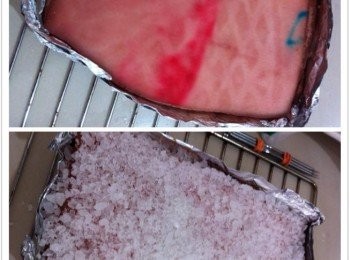 step4: 取出醃製好的花肉，退冷半小時。再一次的刺洞，然後在豬皮表面鋪上粗鹽。
預熱烤箱250度10分鐘，然後把花肉放在鐵網上，送進烤箱以220度上下火烤1小時半。