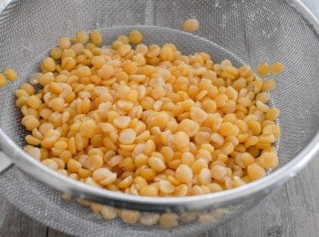 step1: 先將馬豆用中火煲15分鐘，然後離火，蓋上煲蓋焗15分鐘，然後再煮約30分鐘至軟身，瀝水備用