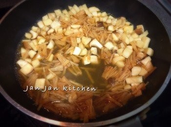step4: 另一鍋下少許油爆香冬菇粒，下調味料及瑤柱絲一同煮滾，下生粉水埋芡，淋於菜上即可。