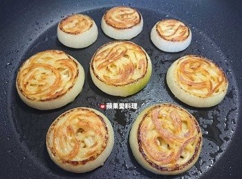 step6: 底部煎到焦黃色時，翻面續煎。