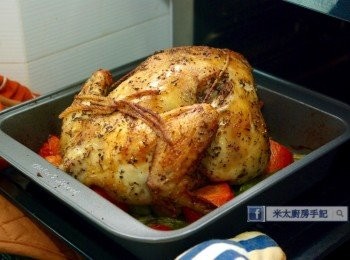step4: 焗30分鐘後再塗抹橄欖油於雞上，再焗30分鐘(即是總共焗大約1小時)，或見雞已收縮並且表面呈金黃色，完成！
