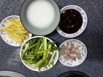 step5: 准備好配料：將姜切絲、蔥切段、乾蔥頭切粒、生粉水、蠔油