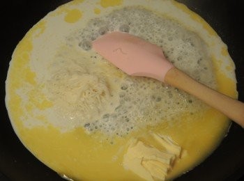 step1: 預熱焗爐180度。將無鹽牛油，牛奶和芝士放入鍋中煮至溶化。