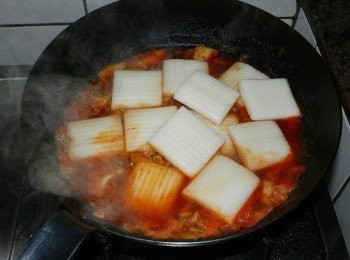 step4: 將年糕放入煮，要適時的翻面喔~