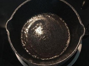 step2: 水、油、芝麻粉放在一起加熱到滾，有助於釋放芝麻的香氣喔～