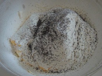 step4: 一口氣加入已過篩的粉類，用膠刮輕手拌勻。