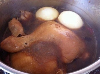 step3: 然後加入熟蛋小火燜煮20分鐘。