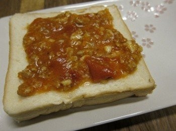 step1: 厚片切斜角，塗上自製的義大利肉醬（詳細作法請看義大利肉醬麵那篇）