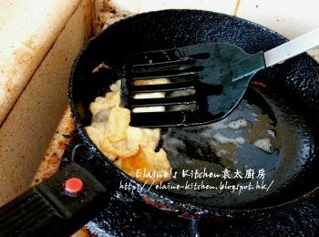 step9: 燒紅鑊 , 將適量的蛋液放入鑊中煎至半凝固 , 再用鑊鏟將蛋液對摺成蛋角型