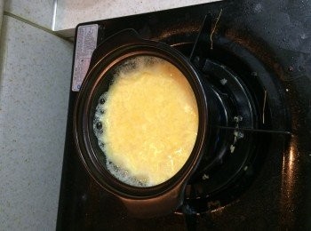 step4: 用大火煲好的鯷魚湯(步驟2)倒入蛋液，然後邊位凝結時搞伴