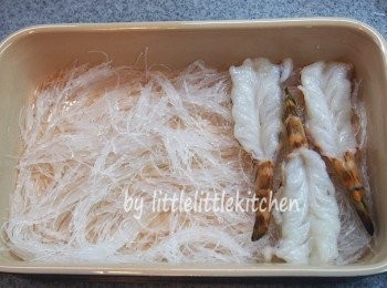 step1: 粉絲放碟底，放上蝦肉