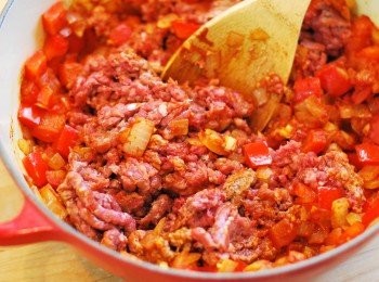 step3: 加入牛絞肉，以木匙底部將肉壓碎，炒至絞肉變色