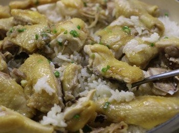 step9: 最後把沙薑蔥油汁淋入雞飯上即可。