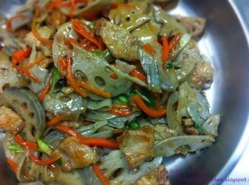 step7: 加入調好的汁料與<span class="group_1">食材</span>炒勻，至汁料收乾即可。