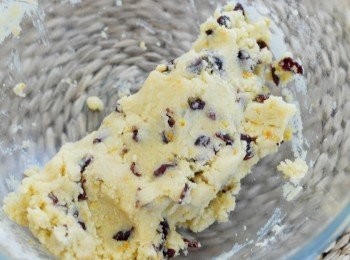 step3: 最後加入紅莓乾拌勻成粉糰