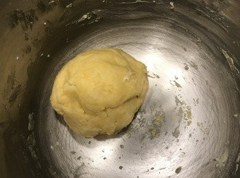 step3: 加入香草精和雞蛋搓成團