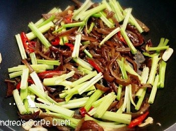 step2: 熱油爆香蒜末,蒜香味出來後,加入芹菜.木耳.辣椒拌炒