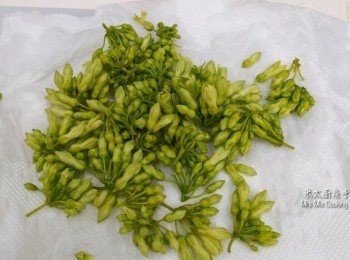 step3: 夜香花洗淨，用廚房紙吸乾水分，備用。