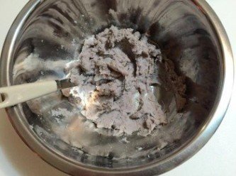 step1: 芋頭去皮洗淨切塊，用電鍋蒸熟，趁熱用湯匙叉子等器具壓成泥（我用做馬鈴薯泥的工具壓泥，很方便）