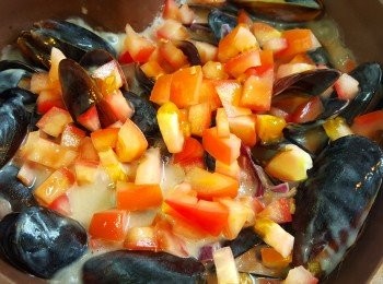 step6: 最後加入蕃茄粒拌勻，洒上蕃茜碎即可。