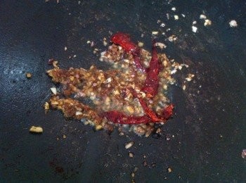 step2: 取出鍋加入1大匙食油，將<span class="group_1">食材</span>A下鍋爆香，然後加入<span class="group_1">食材</span>B和燙好的花肉《花肉太長可以切半》。