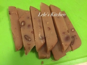 step1: 先將年糕切成長條狀(厚度約0.5-1cm)