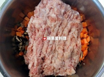 step3: 豬絞肉剁細，放入內鍋，倒香菇水，淋醬油，灑五香粉。