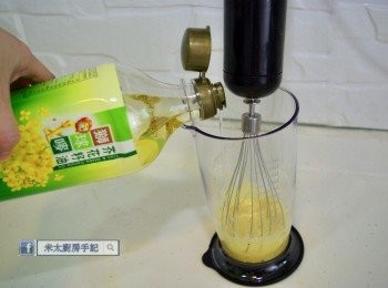 step3: 慢慢加入芥花籽油，並不斷攪拌。