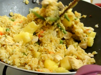 step4: 加入雜豆 ( optional ) , 再雞入雞肉炒勻, 最後再加入菠蘿炒勻後上碟