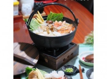 step6: 南洋風味叻沙豪華海鮮鍋就能上桌慢慢品嘗囉。 💕密訣提示 海鮮不宜久煮，湯底完成再加入即可， (也可邊吃邊汆燙避免把海鮮煮老囉) 叻沙帶辣，湯頭濃淡沒一定比例，可隨時依自家口味調整， 椰奶如不喜歡也可用鮮奶取代， 雖然風味較不同，但一樣好吃，料理沒絕對，開心喜歡就好😊