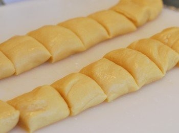 step9: 取出鬆弛好的麵團，在撒了麵粉的檯面上搓成長條