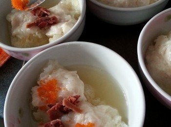 step4: 將適量魚籽加在墨魚滑上,平均加上金華火腿湯,金華火腿放在墨魚滑上