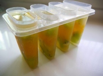 step3: *將奇異果放入冰棒盒，再放入一些果醬。