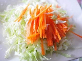 step3: 備料:高麗菜及紅蘿蔔切成細絲