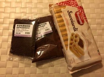 step2: 蛋白用打蛋機打至企身，蛋黃加糖加至creamy狀，將mascarpone cheese加入蛋黃混合物內攪均，然後慢慢倒蛋白入面再混合埋一齊，加入雲尼拿油；