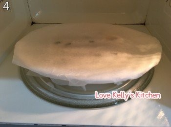 step2: 用一張烹調紙蓋好後放入微波爐，用高中火叮2分鐘;