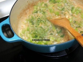 step4: 4.加入兩株百里香。並且加入鹽巴跟黑胡椒。