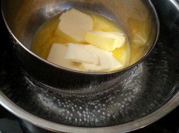 step1: 先做皮部份:將牛油用熱水座溶灘凍