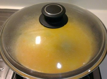 step6: 轉中小火加蓋，讓蛋液快熟些