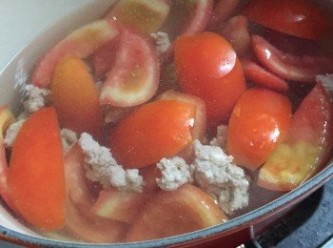 step3: 再中火加入蕃茄滾10分鐘至蕃茄味道突出及湯水轉淡紅色，最後加入紫菜滾5分鐘至紫菜熟透即成，加少許鹽調味，灑上蔥花味道更提升