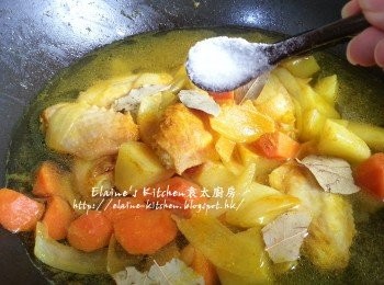 step7: 加入1 1/2匙黃薑粉 , 香葉及2碗水份量 , 再加入糖拌勻