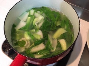 step8: 青菜在滾水中加點鹽燙熟並瀝乾水份