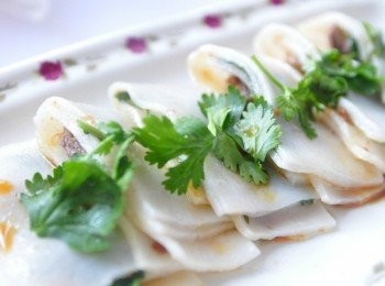 step7: 將蒸好的河粉，擺入盤中，放些香菜段，再淋上一點點薄鹽醬油