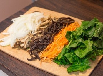 step3: 洋蔥切絲，冬菇去掟切絲，木耳捲起切絲，紅蘿蔔去皮切絲，菠菜去頭切段