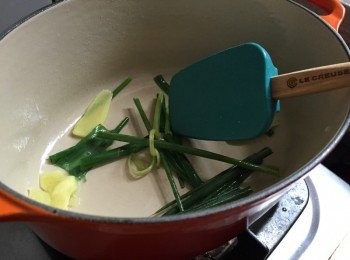 step4: 鍋子加油中火燒熱，加入薑蔥段爆香