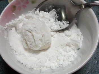 step2: 將墨魚膠沾上生粉