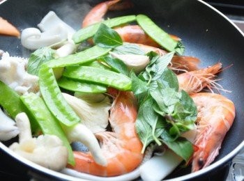 step2: 將所有<span class="group_1">食材</span>配料下鍋炒香